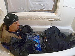 Skater rubbing the bulge in bathtube